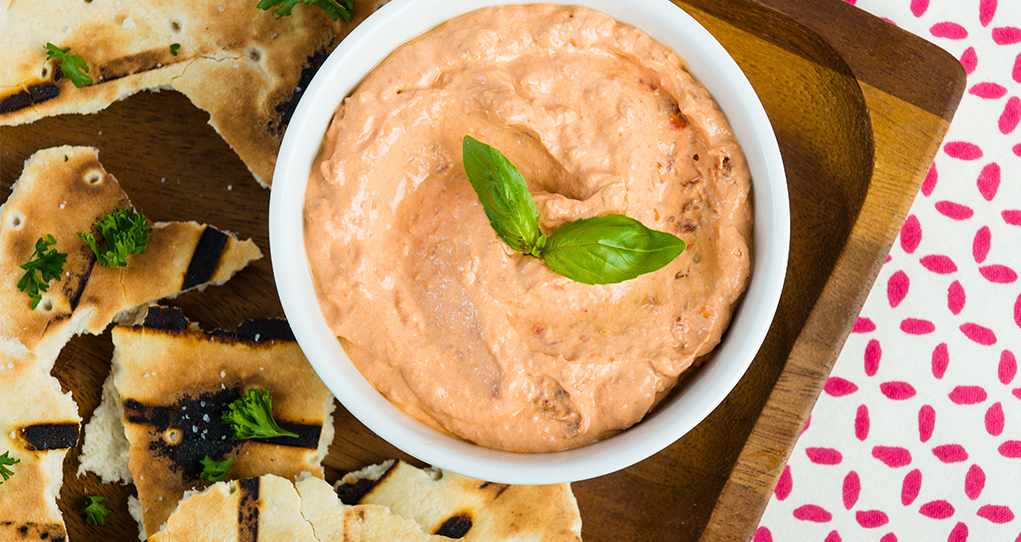 Tartinade au yogourt, aux tomates séchées au soleil et aux fines herbes